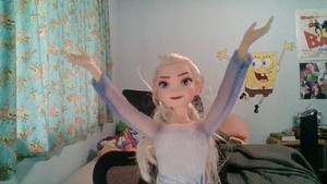  Elsa Came par For A Visit And She Brought Hugs