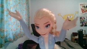  Elsa Came سے طرف کی To Drop Off Some Friendship Hugs