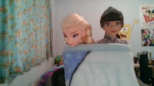  Elsa and Honeymaren wish tu a cozy, lovely navidad