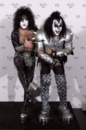  Paul Stanley and Gene Simmons | 29th Annual American música Awards mostrar | January 9, 2002