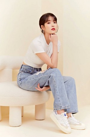  220301 आई यू x New Balance Marie Claire Taiwan Site Update