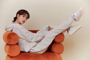  220301 आई यू x New Balance Marie Claire Taiwan Site Update