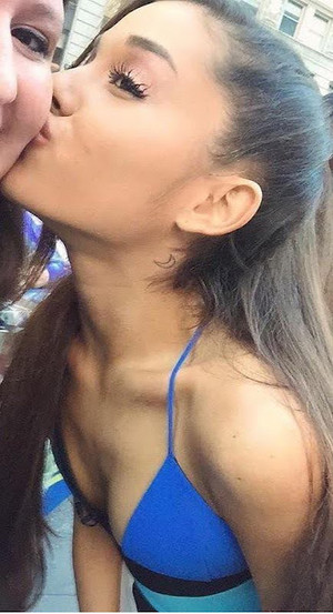  Ariana Grande Kisses fã