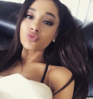  Ariana Grande Kissy Face