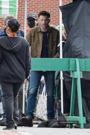  Chris Evans on the set of 'Ghosted'