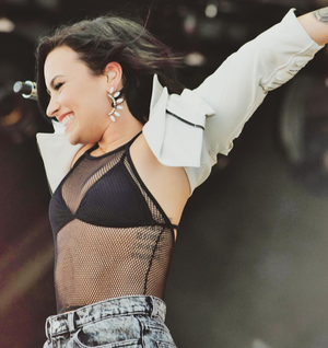  Demi Lovato Double Chin Neck Folds