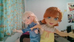  Elsa And Anna Cinta To Give Friendship Hugs