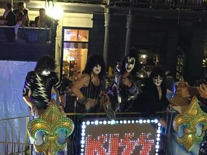  kiss ~New Orleans, Louisiana...February 25, 2017 (Mardi Gras Parade)