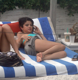  Selena Gomez Neck Folds