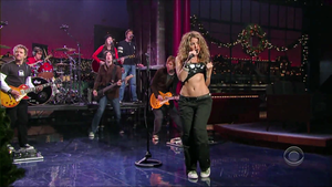  샤키라 Shows Her Belly On The Late Show With David Letterman