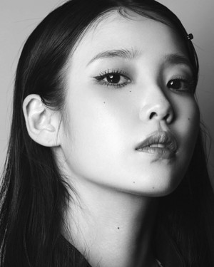  220502 आई यू x Gucci Beauty for Vogue Korea May 2022 Issue