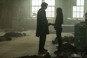  7x10 ~ Mourning manteau ~ Charlie and Ali