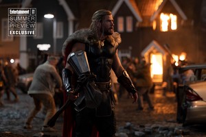  Chris Hemsworth as Thor Odinson in Thor: tình yêu and Thunder (2022)