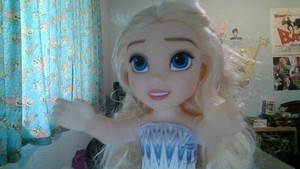  Elsa Offers Handshake And Hugs