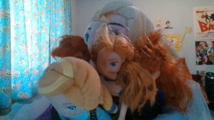  Elsa and her sisters came by to wish Ты the best with everything