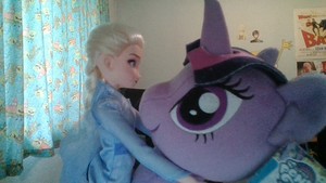  Elsas And Ponies Both l’amour Friendship Hugs