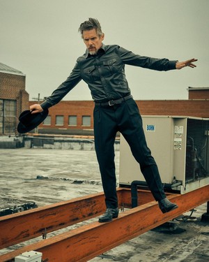  Ethan Hawke Photographed door Charlie Gray for The Rake
