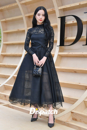  JISOO at Dior’s Fall 2022 Women’s Fashion tunjuk