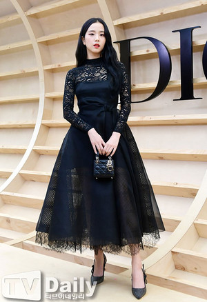  JISOO at Dior’s Fall 2022 Women’s Fashion tunjuk
