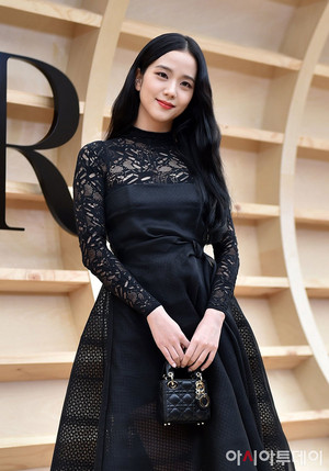  JISOO at Dior’s Fall 2022 Women’s Fashion دکھائیں