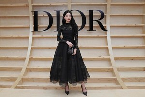  JISOO at Dior’s Fall 2022 Women’s Fashion दिखाना