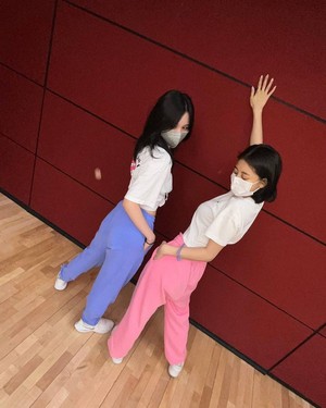  Jihyo and Mina