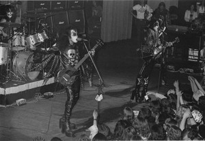  baciare ~Long Beach, California...May 31, 1974 (KISS Tour)
