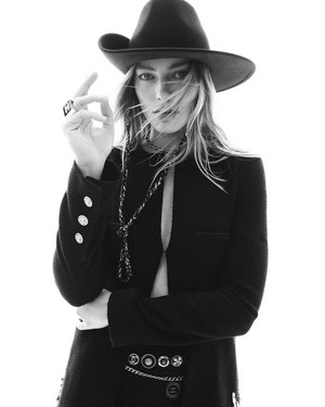 Margot Robbie - Chanel Magazine (May 2022)