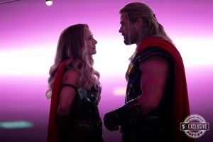  Natalie Portman and Chris Hemsworth in Thor: l’amour and Thunder