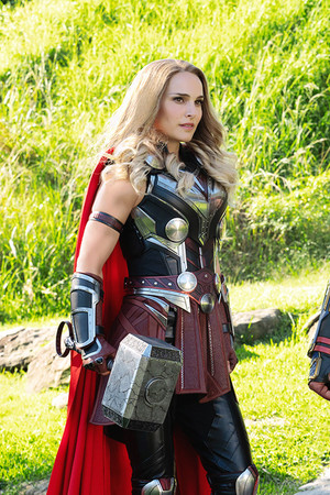 Natalie Portman as The Mighty Thor in Thor: tình yêu and Thunder (2022)