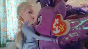  Queen And gppony, pony Hugs