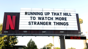  Stranger Things 4 Billboard - Running up that 爬坡道, 小山 to watch 更多 Stranger Things