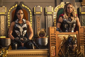  Tessa Thompson as King Valkyrie and Natalie Portman as The Mighty Thor in Thor: 爱情 and Thunder
