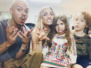  Evan Ross, Ashlee Simpson and their kids