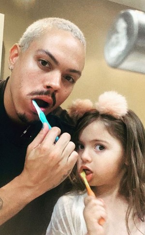  Evan Ross and his daughter
