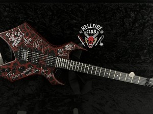  Joseph Quinn's guitar, signed oleh metallica
