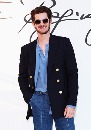  Andrew Garfield ━ Valentino Haute Couture fashion hiển thị in Rome | July 08, 2022