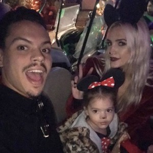  Evan Ross, Ashlee Simpson and their daughter