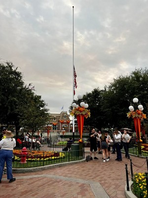  Disneyland Flag Half Mass クイーン Elizabeth II Tribute