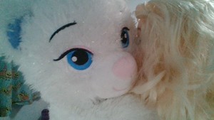  Elsa menanggung, bear gives tight, warm hugs