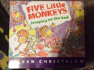  Five Little Monkeys Jumping On The giường sách