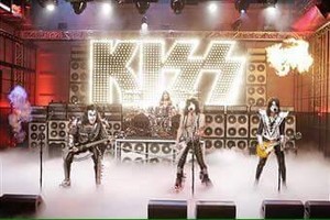  吻乐队（Kiss） performs 'Modern 日 Delilah' on The Tonight Show...July 19, 2010