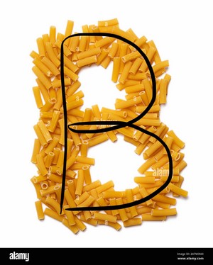  Letter B of the English alphabet from dry 意大利面 on a white