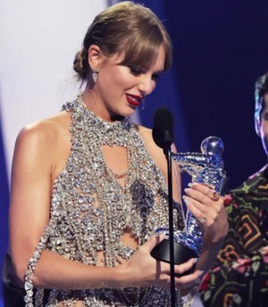 Taylor Swift wins at  VMAs 2022 
