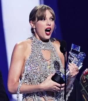 Taylor Swift wins at VMAs 2022 