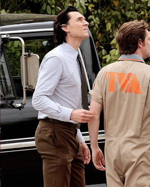  Tom hiddleston filming loki season 2 in Essex, England. July 12, 2022