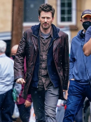  Chris Evans on the set of 'Red One'
