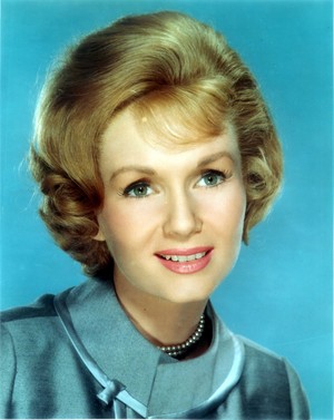  Debbie Reynolds (1932-2016)