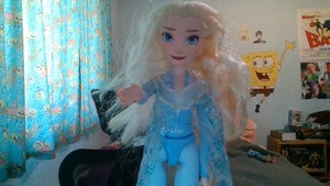  Elsa came to give hugs