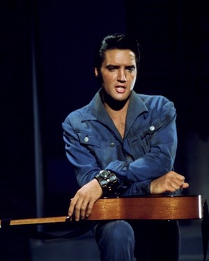  Elvis Presley | violão, guitarra Man scene for “Singer Presents Elvis” TV special at NBC Studios | 1968